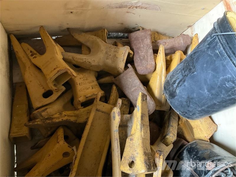 Quantity of Bucket Teeth & Mounts Sonstige Baumaschinen