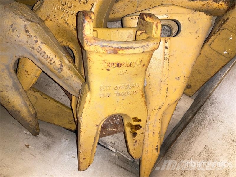 Quantity of Bucket Teeth & Mounts Sonstige Baumaschinen