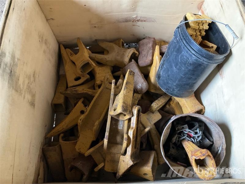 Quantity of Bucket Teeth & Mounts Sonstige Baumaschinen