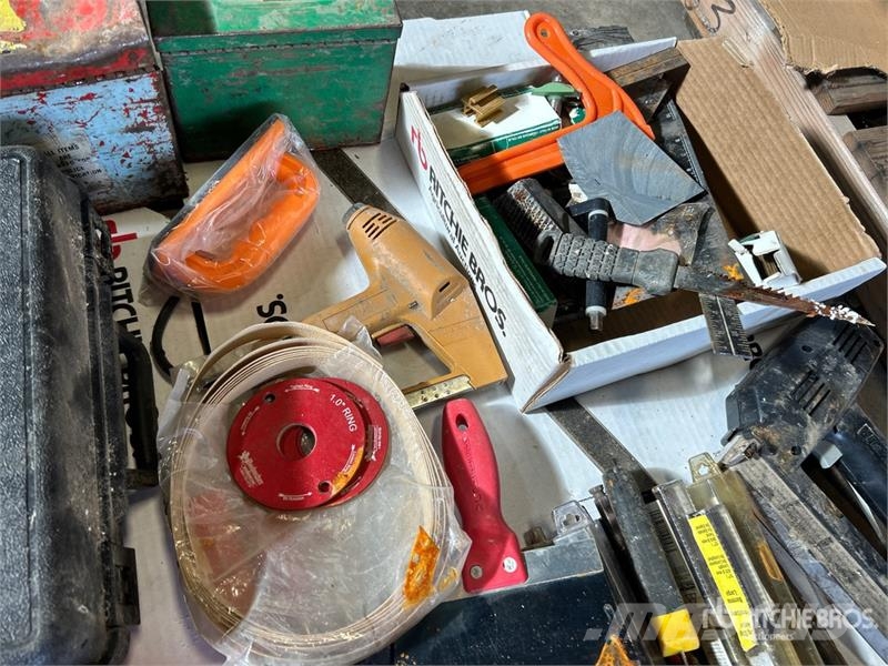 Quantity of Clamps, Staples, Blade & Drill Bits Andre komponenter