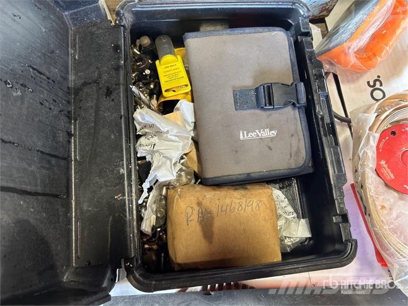 Quantity of Clamps, Staples, Blade & Drill Bits Andre komponenter