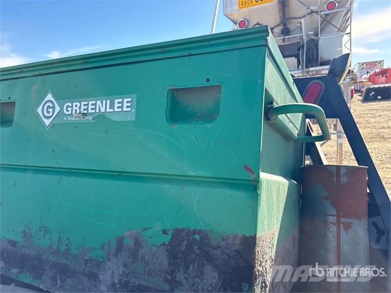  Quantity of Decks and green Lee tool box Транспорт - Інші