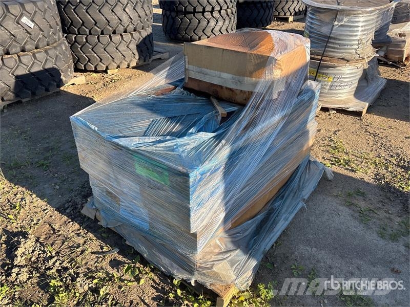  Quantity of Enclouser: 48" H x 30" W x 10" D Nema  Drugi deli