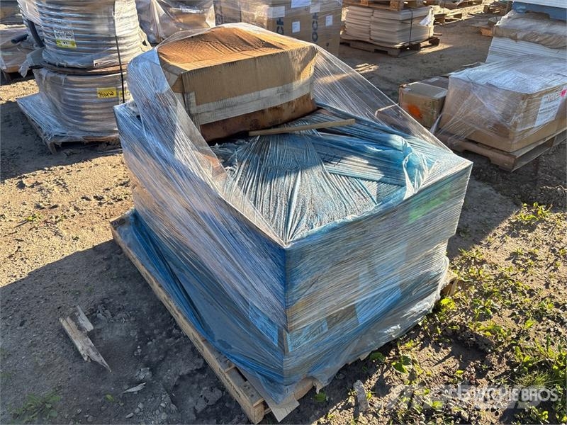  Quantity of Enclouser: 48" H x 30" W x 10" D Nema  Drugi deli