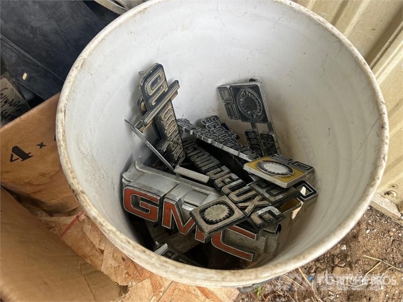 Quantity of Engine Heads, Pistons & Emblem Drugi deli