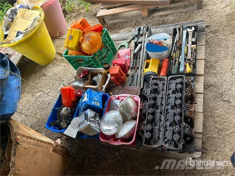  Quantity of Engine Heads, Lights, Toolboxes, Wrenc Drugi deli