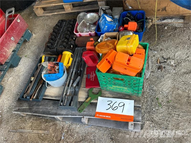  Quantity of Engine Heads, Lights, Toolboxes, Wrenc Drugi deli