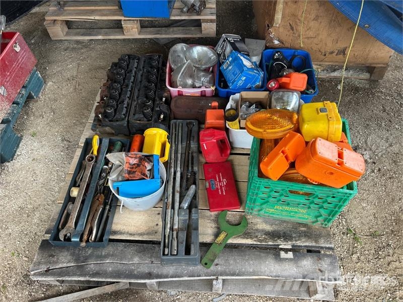  Quantity of Engine Heads, Lights, Toolboxes, Wrenc Drugi deli