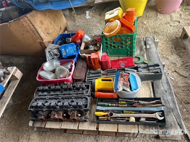  Quantity of Engine Heads, Lights, Toolboxes, Wrenc Drugi deli