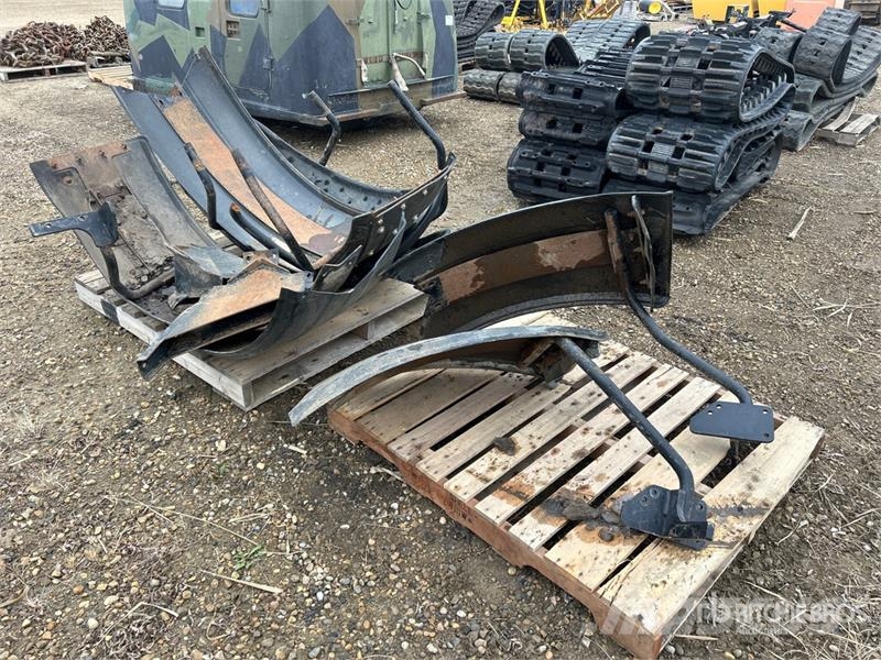  Quantity of Grader fenders معدات النقل - غير ذلك