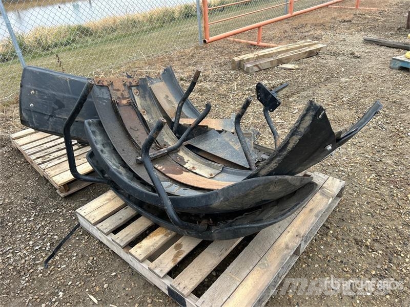  Quantity of Grader fenders معدات النقل - غير ذلك