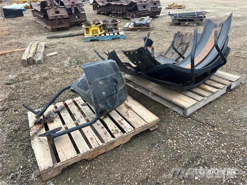  Quantity of Grader fenders معدات النقل - غير ذلك