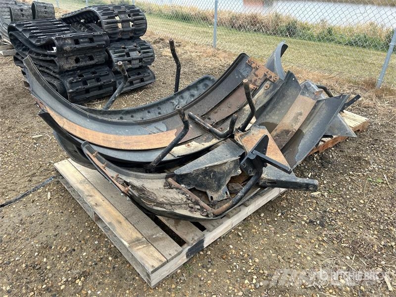  Quantity of Grader fenders معدات النقل - غير ذلك