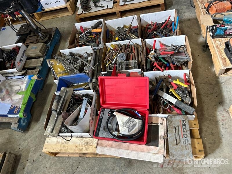 Quantity of Hand Tools, Cylinder Leak Detector, Pl Egyéb alkatrészek