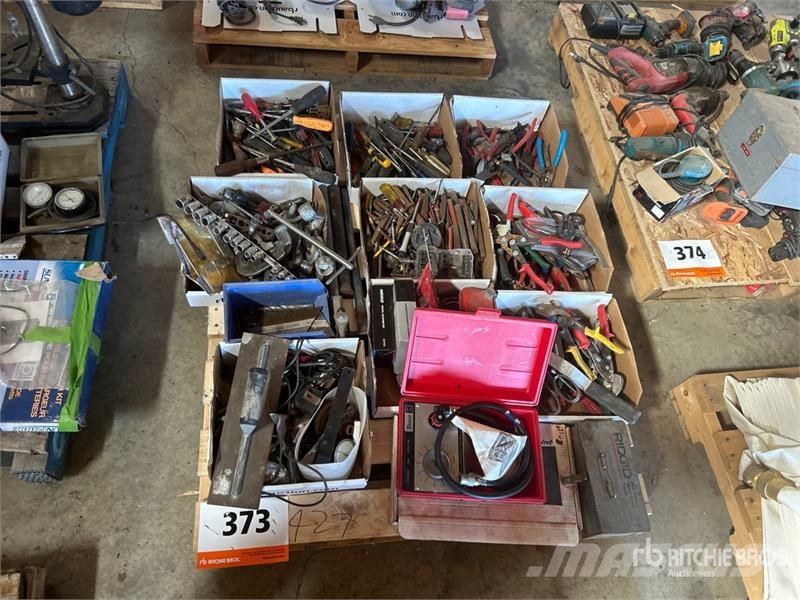Quantity of Hand Tools, Cylinder Leak Detector, Pl Egyéb alkatrészek