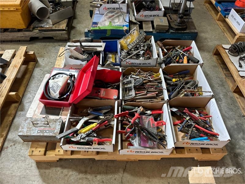 Quantity of Hand Tools, Cylinder Leak Detector, Pl Egyéb alkatrészek