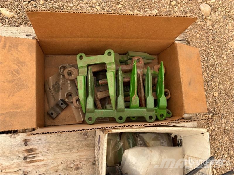Quantity of Header Parts - Fits John Deere 635F Kiti naudoti statybos komponentai