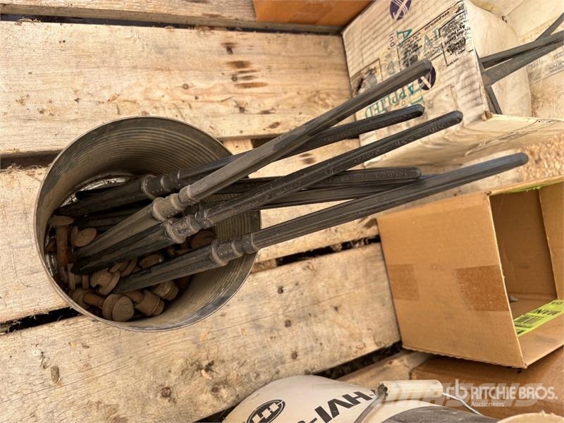 Quantity of Header Parts - Fits John Deere 635F Kiti naudoti statybos komponentai