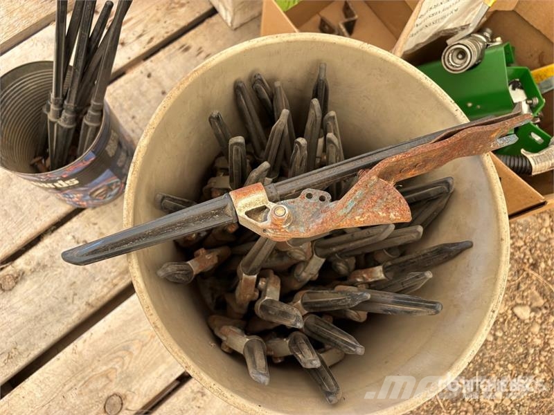 Quantity of Header Parts - Fits John Deere 635F Kiti naudoti statybos komponentai