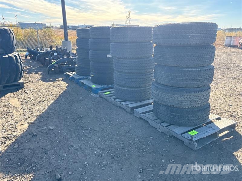  Quantity of High Rail Kits and 20 tires with rims  معدات النقل - غير ذلك
