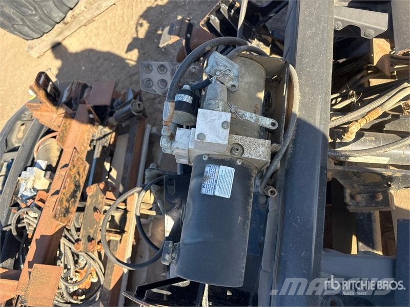  Quantity of High Rail Kits and 20 tires with rims  معدات النقل - غير ذلك