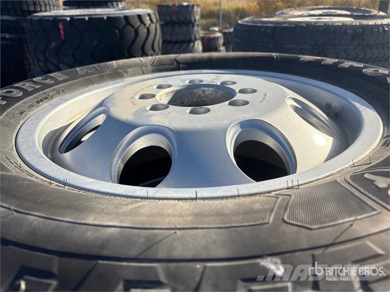  Quantity of High Rail Kits and 20 tires with rims  معدات النقل - غير ذلك