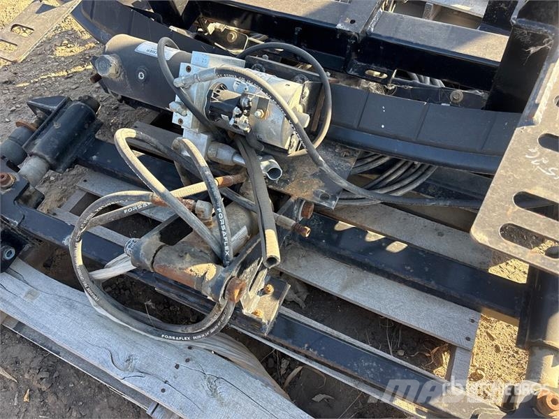  Quantity of High Rail Kits and 20 tires with rims  معدات النقل - غير ذلك