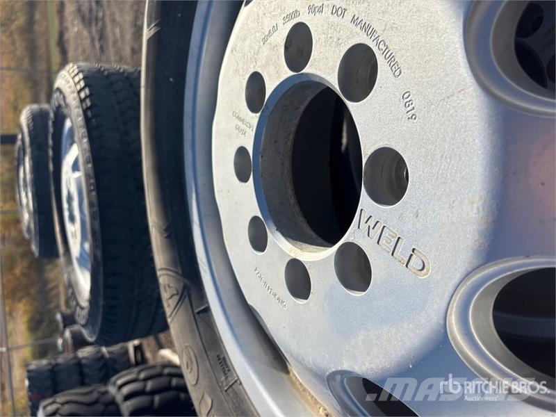 Quantity of High Rail Kits and 20 tires with rims  معدات النقل - غير ذلك