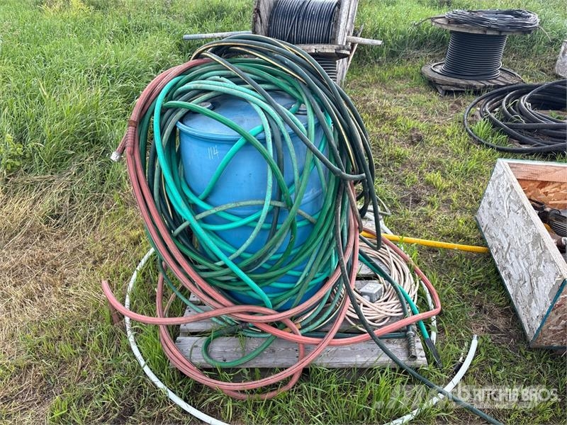 Quantity of Hoses and 50 gal Container Drugi deli