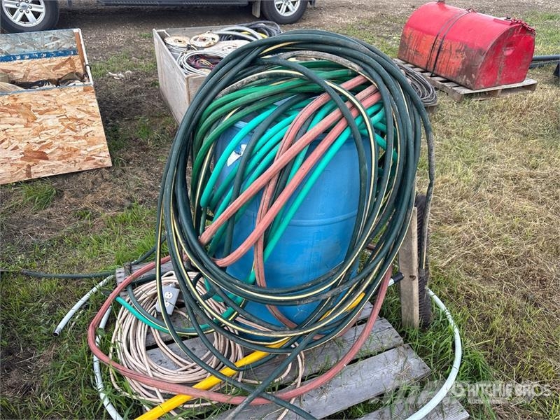 Quantity of Hoses and 50 gal Container Drugi deli