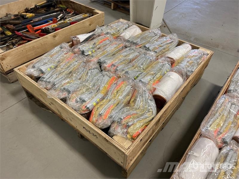 Quantity of Impact & Cut Resistant Work Gloves (Un Drugi deli