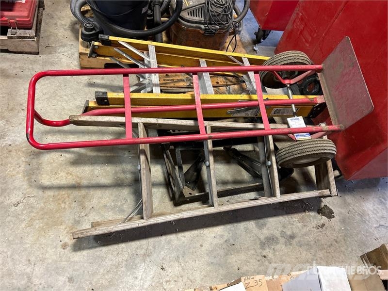 Quantity of Ladders and Dolly Drugi deli