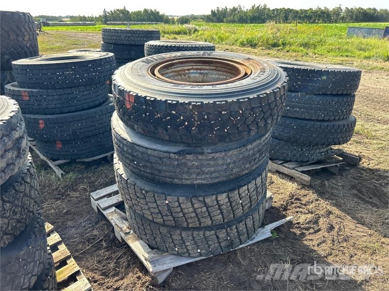 Quantity of Michelin 11R24.5 Tires Tyres, wheels and rims