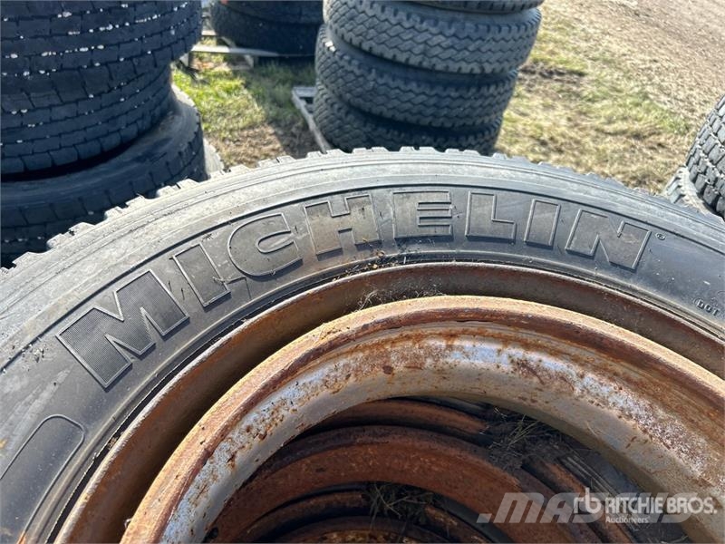 Quantity of Michelin 11R24.5 Tires Tyres, wheels and rims