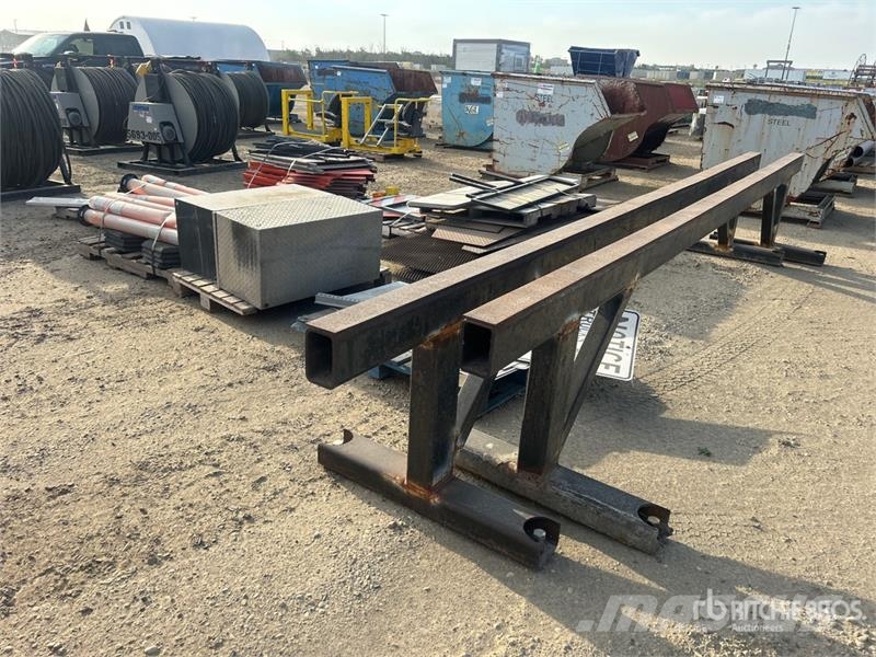 Quantity of Misc. Signage, Box Rails, Delineators Drugi deli