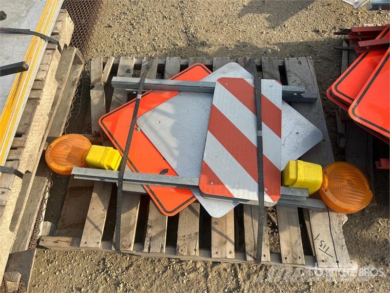 Quantity of Misc. Signage, Box Rails, Delineators Drugi deli