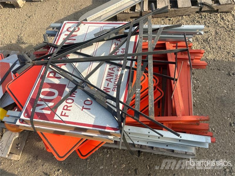 Quantity of Misc. Signage, Box Rails, Delineators Drugi deli