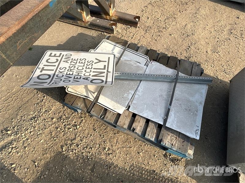 Quantity of Misc. Signage, Box Rails, Delineators Drugi deli