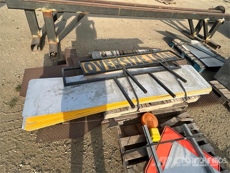 Quantity of Misc. Signage, Box Rails, Delineators Drugi deli