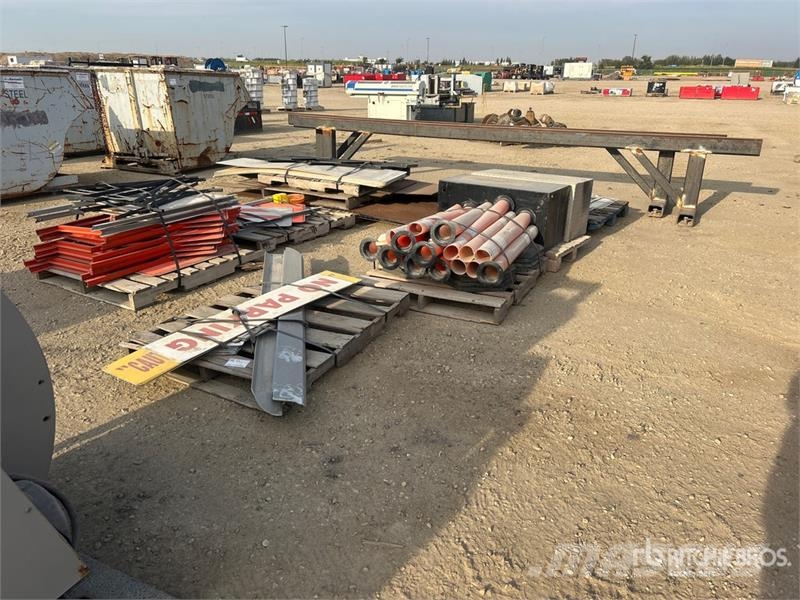 Quantity of Misc. Signage, Box Rails, Delineators Drugi deli