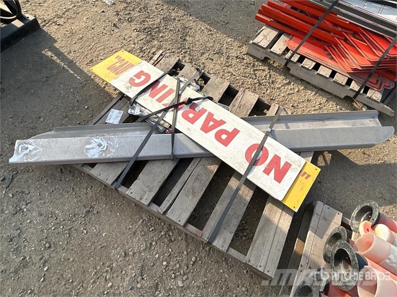 Quantity of Misc. Signage, Box Rails, Delineators Drugi deli