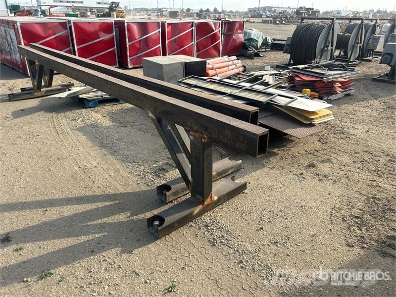Quantity of Misc. Signage, Box Rails, Delineators Drugi deli
