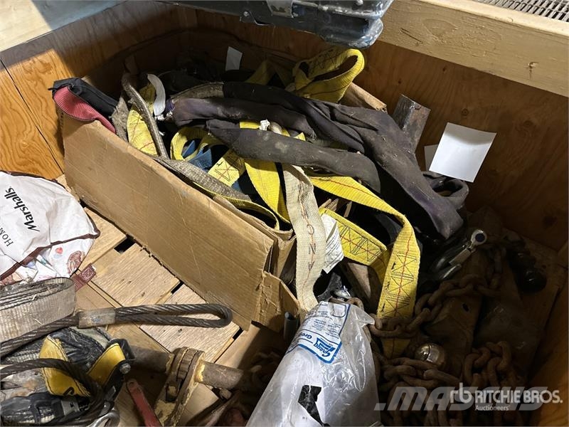 Quantity of Miscellaneous Chains / Straps and Rigg Accessoires et pièces pour grue