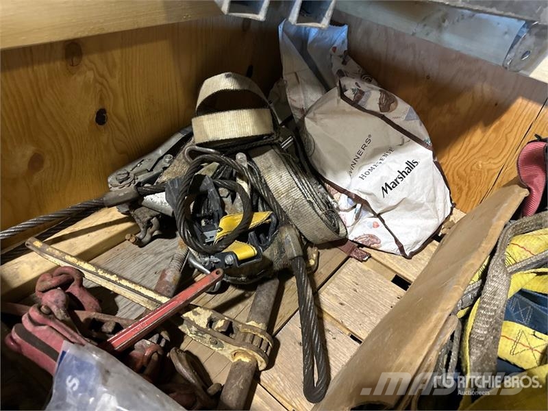 Quantity of Miscellaneous Chains / Straps and Rigg Accessoires et pièces pour grue