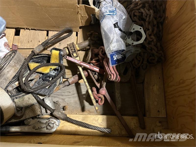 Quantity of Miscellaneous Chains / Straps and Rigg Accessoires et pièces pour grue