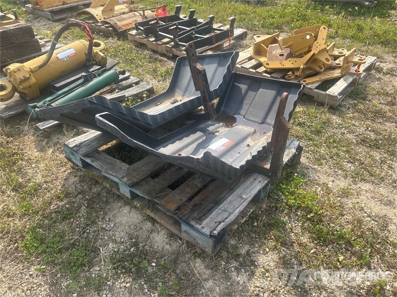 Quantity of Motor Grader Fenders Drugi deli