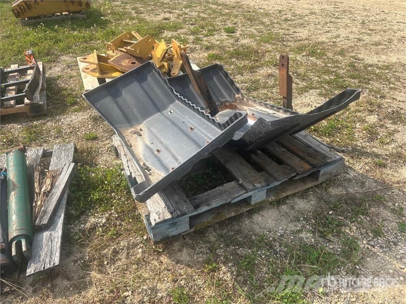 Quantity of Motor Grader Fenders Drugi deli