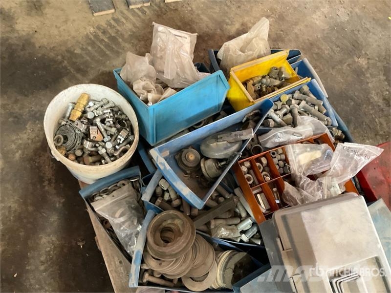  Quantity of Nuts & Bolts Drugi deli