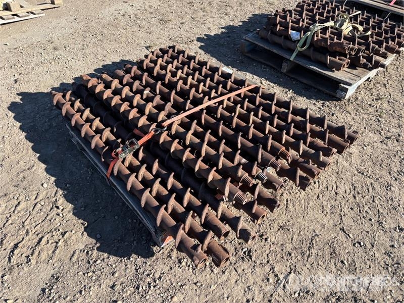  Quantity of Rebuilt 13 in x 5 ft - 5 in x 4 ft Sei معدات النقل - غير ذلك