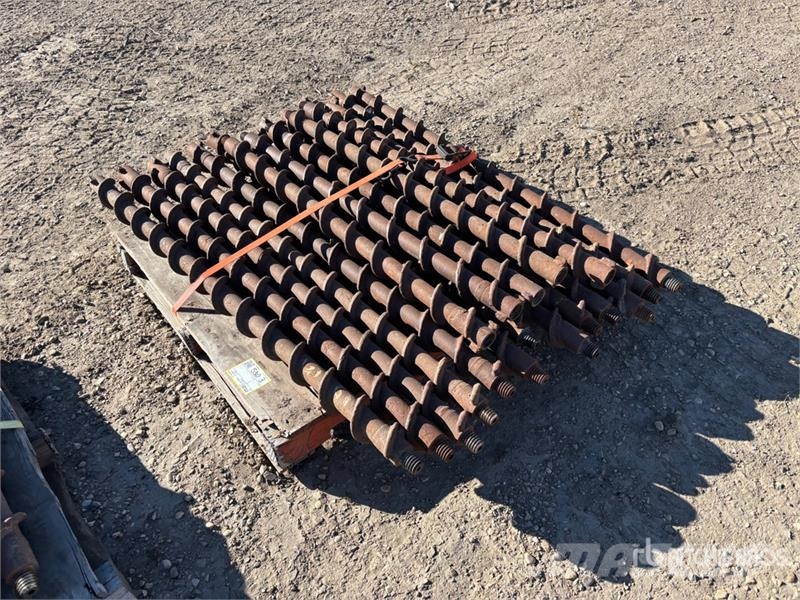  Quantity of Rebuilt 13 in x 5 ft - 5 in x 4 ft Sei معدات النقل - غير ذلك